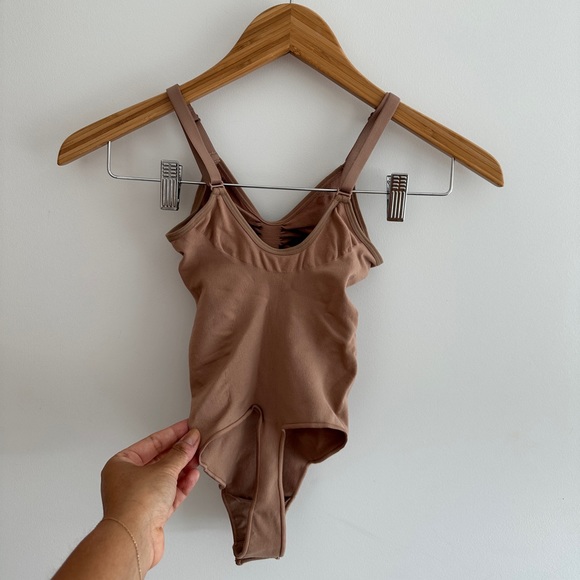 SKIMS SEAMLESS SCULPT THONG BODYSUIT - Picture 2 of 5